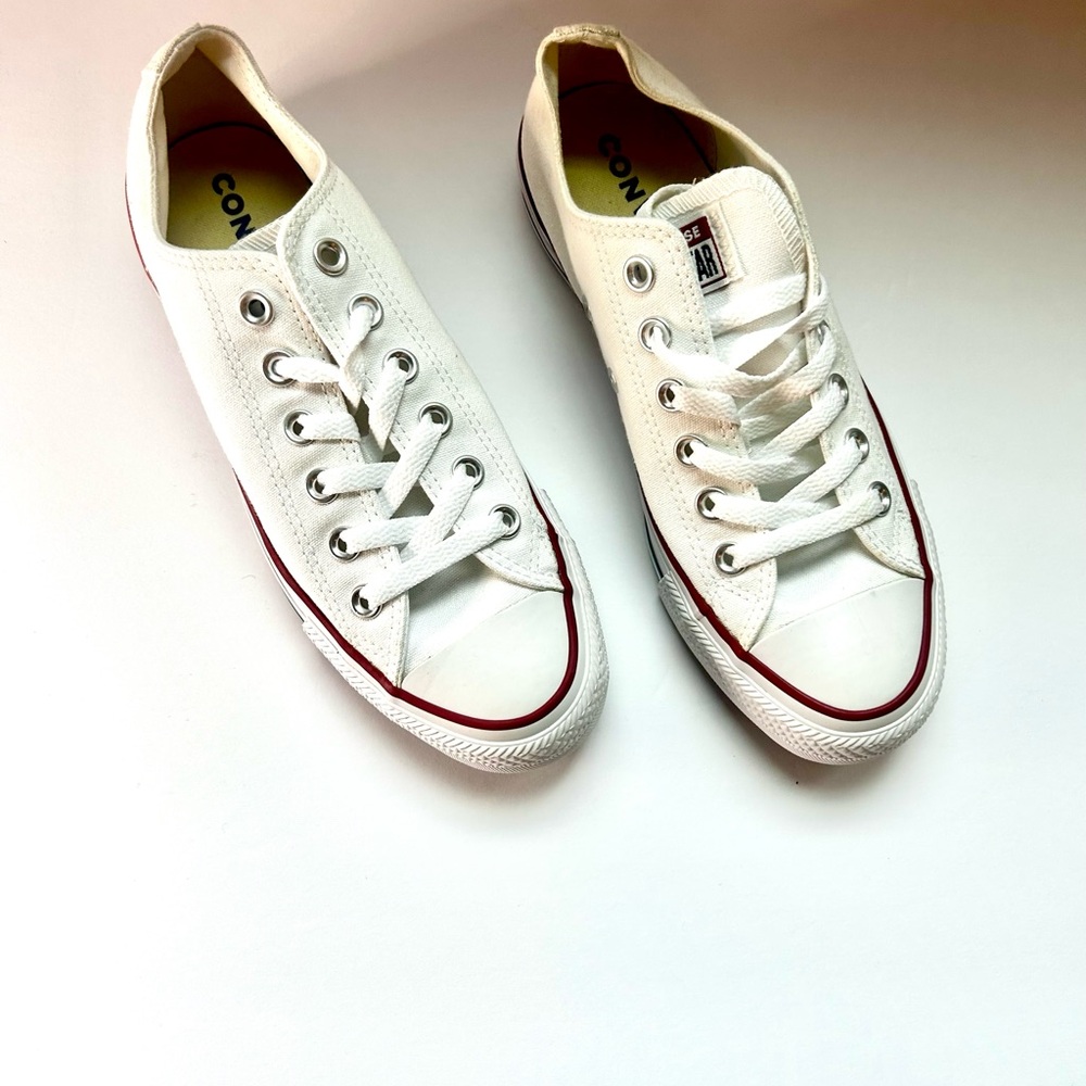 NWOB Converse woman low top sneakers